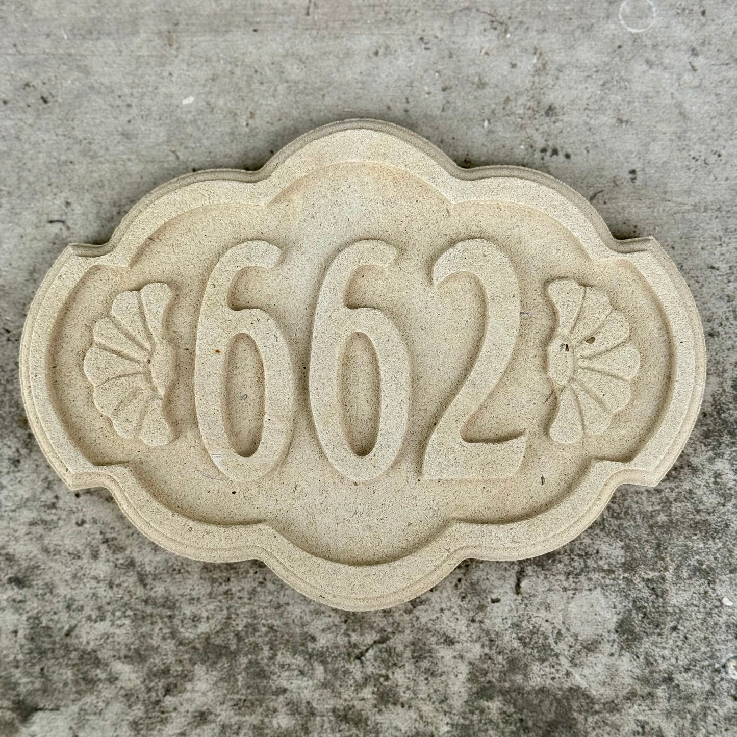 Numero civico in pietra leccese lavorato a mano.